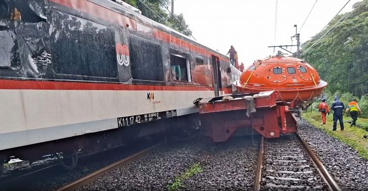 Kondisi KA Bandara Tertemper Truk di Stasiun Poris