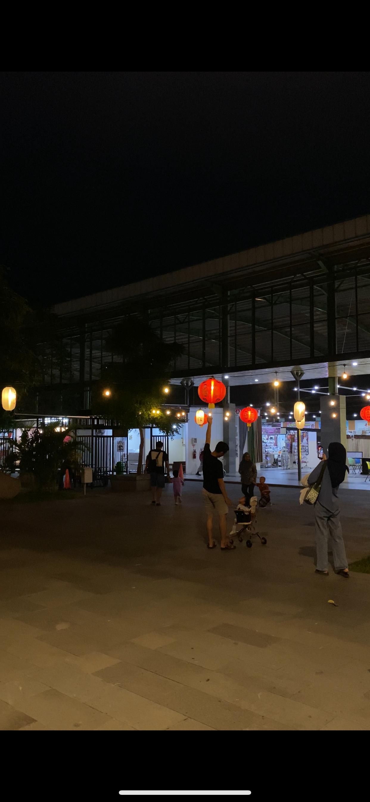 MERAH: Taman Kuliner Pasar Semeru Kota Mojokerto saat ini sedang ditaburi lampu-lampu lampion dalam rangka memeriahkan Hari Raya Imlek.  