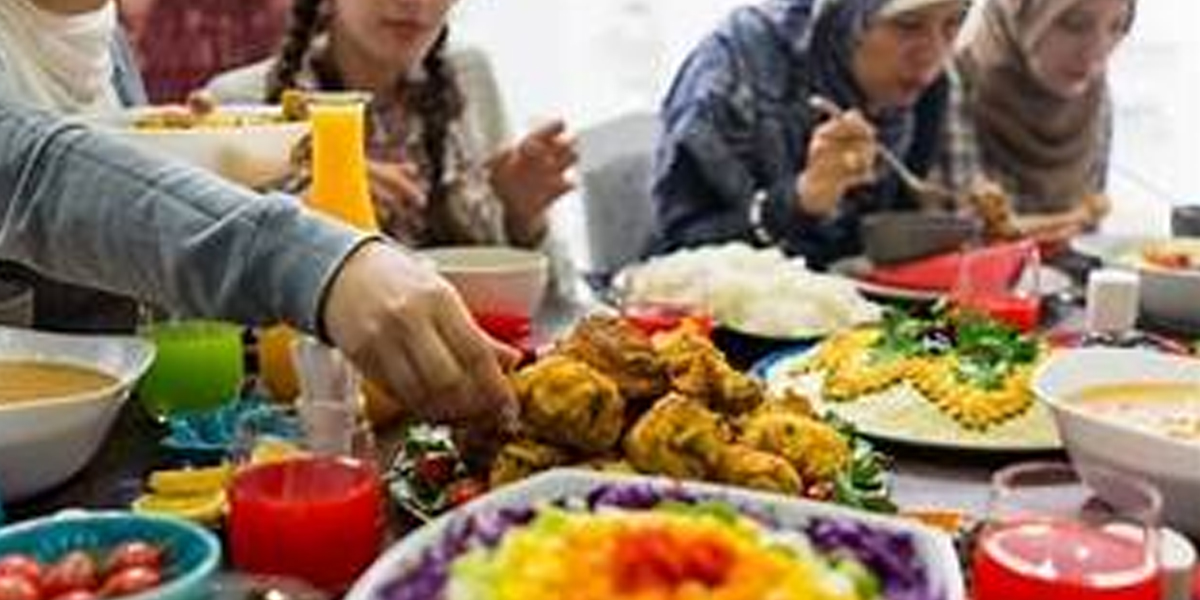 saat sahur hindari minuman berkafein, gorengan, hingga makanan terlalu asin agar puasa tetap kuat dan tidak mudah haus