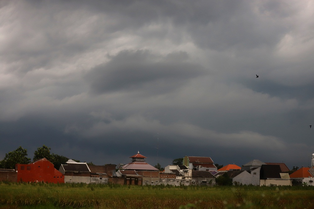 Kondisi cuaca di Mojokerto ketika menjelang matahari terbenam, Jumat (20/2).