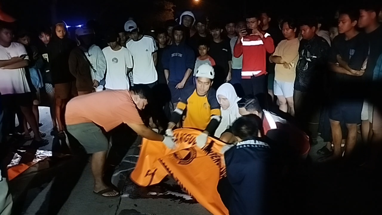 NAHAS: Warga mengerumuni lokasi kejadian tabrakan dua motor yang menewaskan dua orang di Jalan Raya Jatirejo-Trowulan, Desa Jambuwok, Kecamatan Trowulan, Kabupaten Mojokerto, Sabtu (21/2) dini hari.&nbsp;