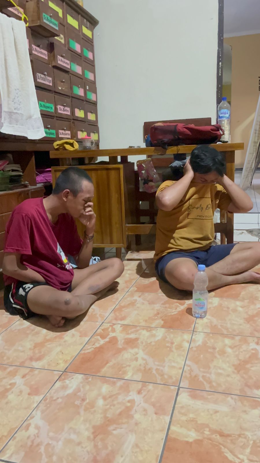 MIRIS: Pelaku pencurian kotak amal, Ivan Sumahendra dan Muhamad Ricky Ardiansyah saat diamankan di Polsek Kemlagi usai di massa warga, Sabtu (21/2) dini hari.  