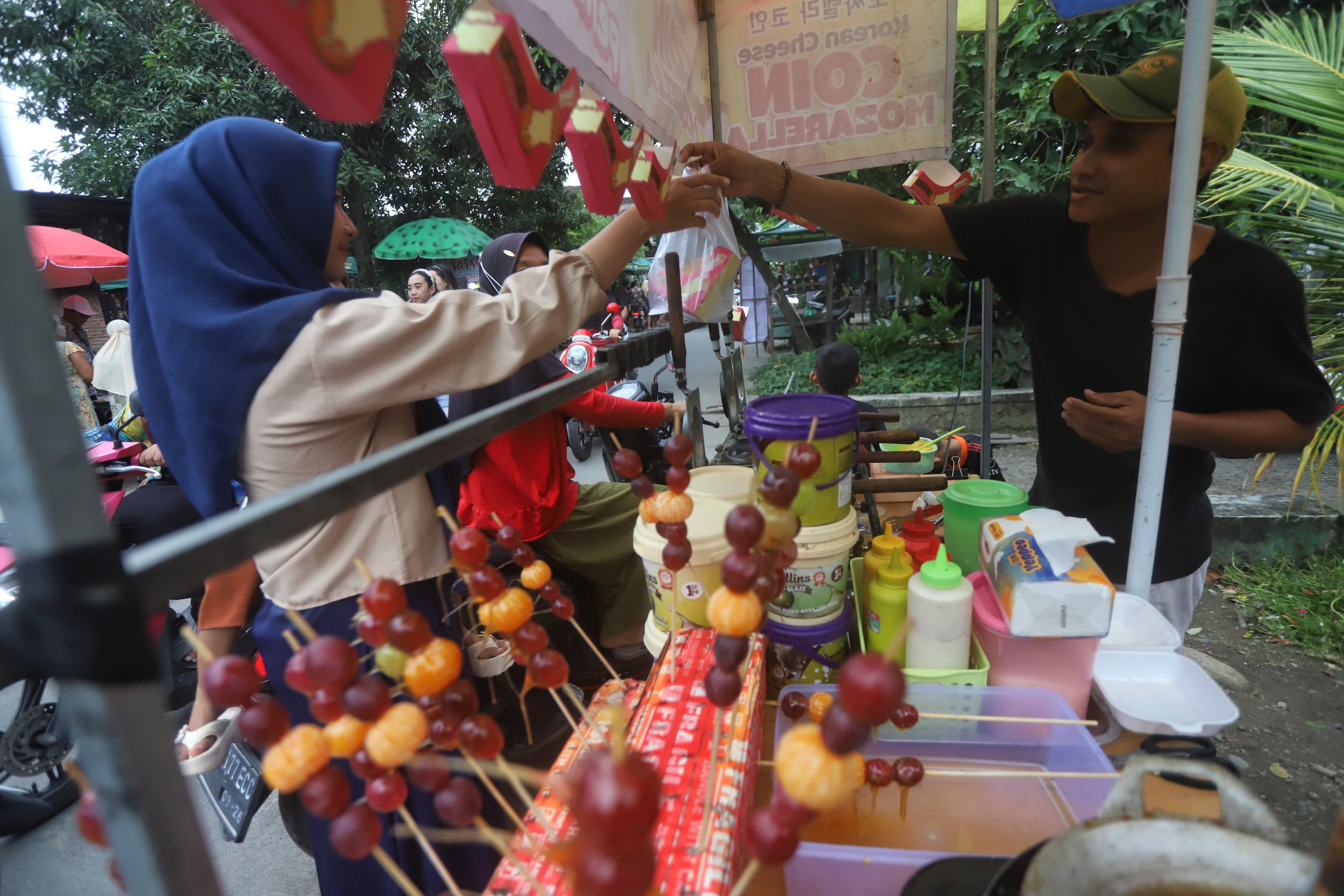 DENYUT EKONOMI: Pedagang takjil Ramadan melayani pembeli di Desa Randegan, Kecamatan Dawarblandong, Kabupaten Mojokerto, Sabtu (21/2). 