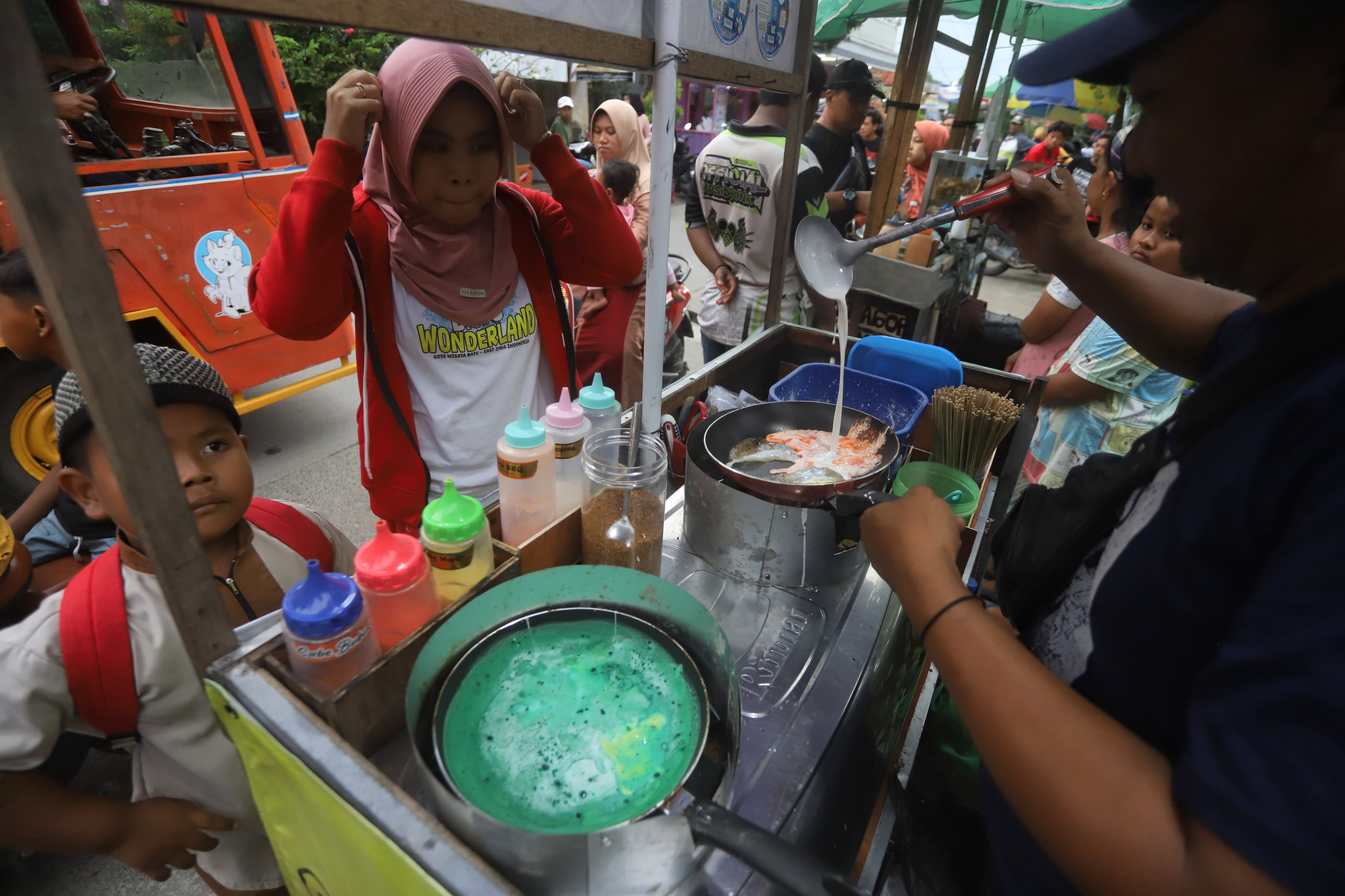 KULINER TRADISIONAL: Pedagang menjajakan Aneka kuliner tradisional dalam pasar Ramadan Desa Randegan, Kecamatan Dawarblandong, Kabupaten Mojokerto, Sabtu (21/2). 