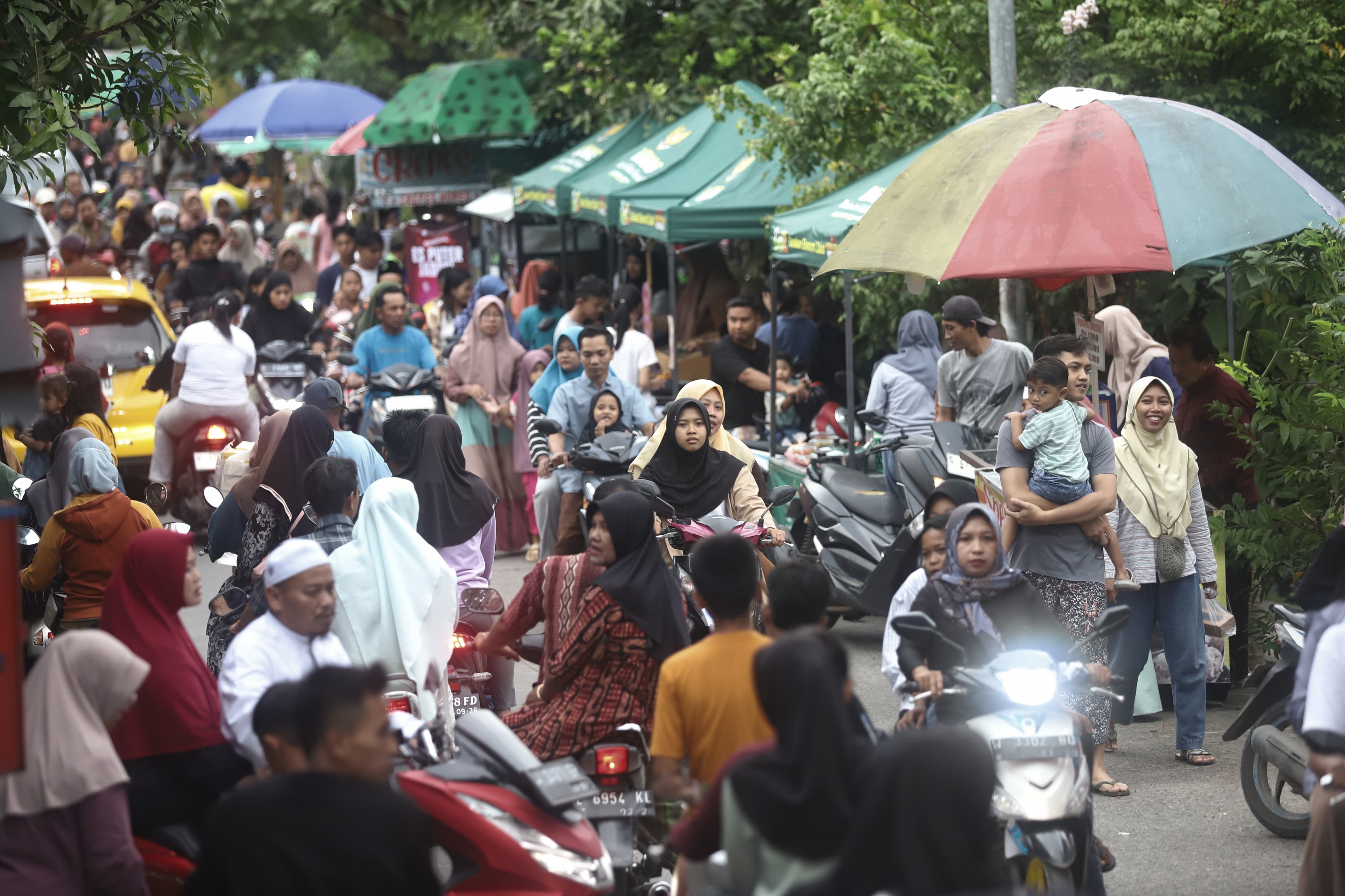 PASAR DADAKAN: Puluhan pedagang menjajakan takjil Ramadan dikerubungi warga Desa Randegan, Kecamatan Dawarblandong, Kabupaten Mojokerto, Sabtu (21/2). 