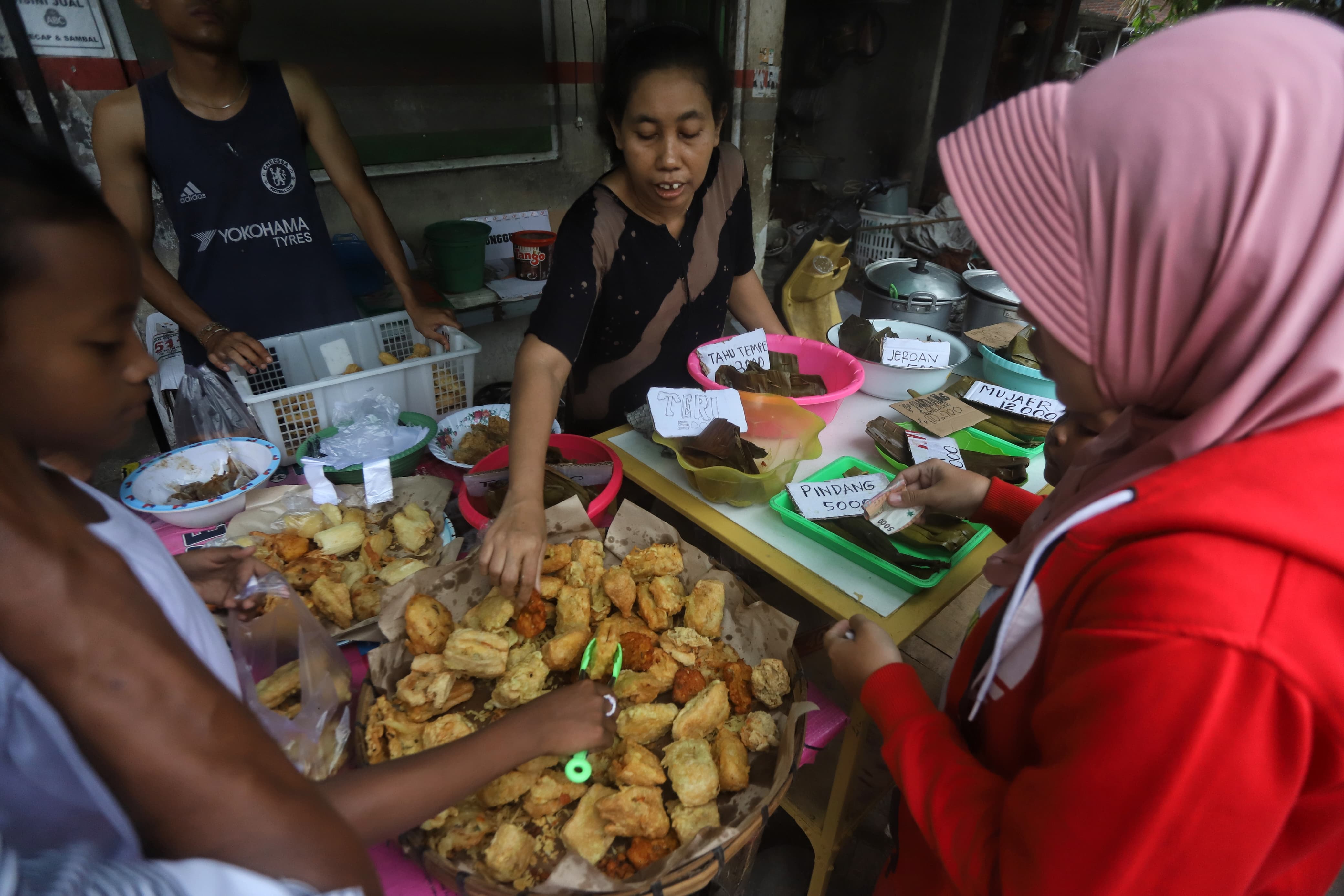 TAKJIL RAMADAN: Aneka jajanan takjil Ramadan diburu warga Desa Randegan, Kecamatan Dawarblandong, Kabupaten Mojokerto, Sabtu (21/2). 