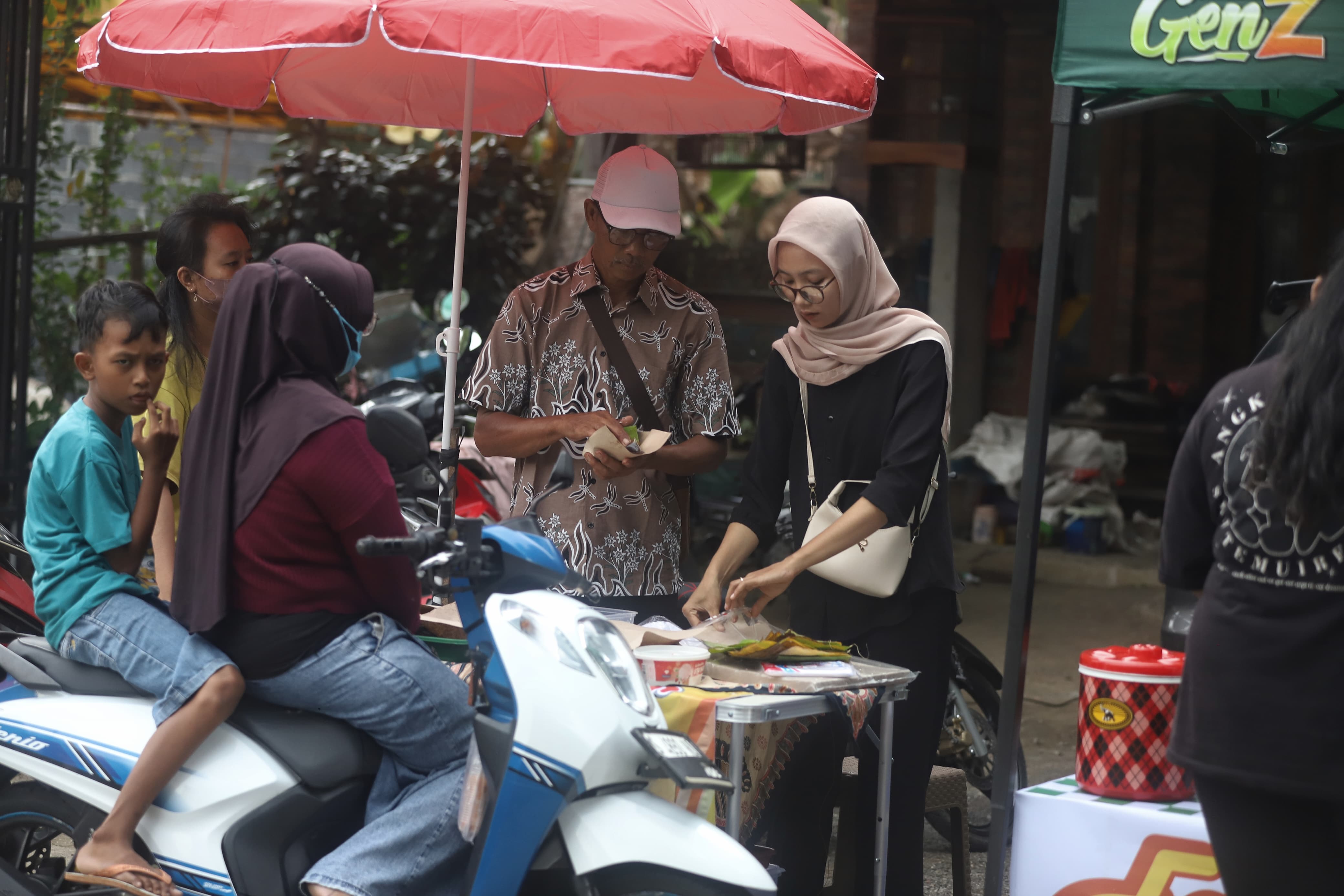 EKONOMI DESA: Pedagang melayani pembeli di pasar Ramadan Desa Randegan, Kecamatan Dawarblandong, Kabupaten Mojokerto, Sabtu (21/2). 