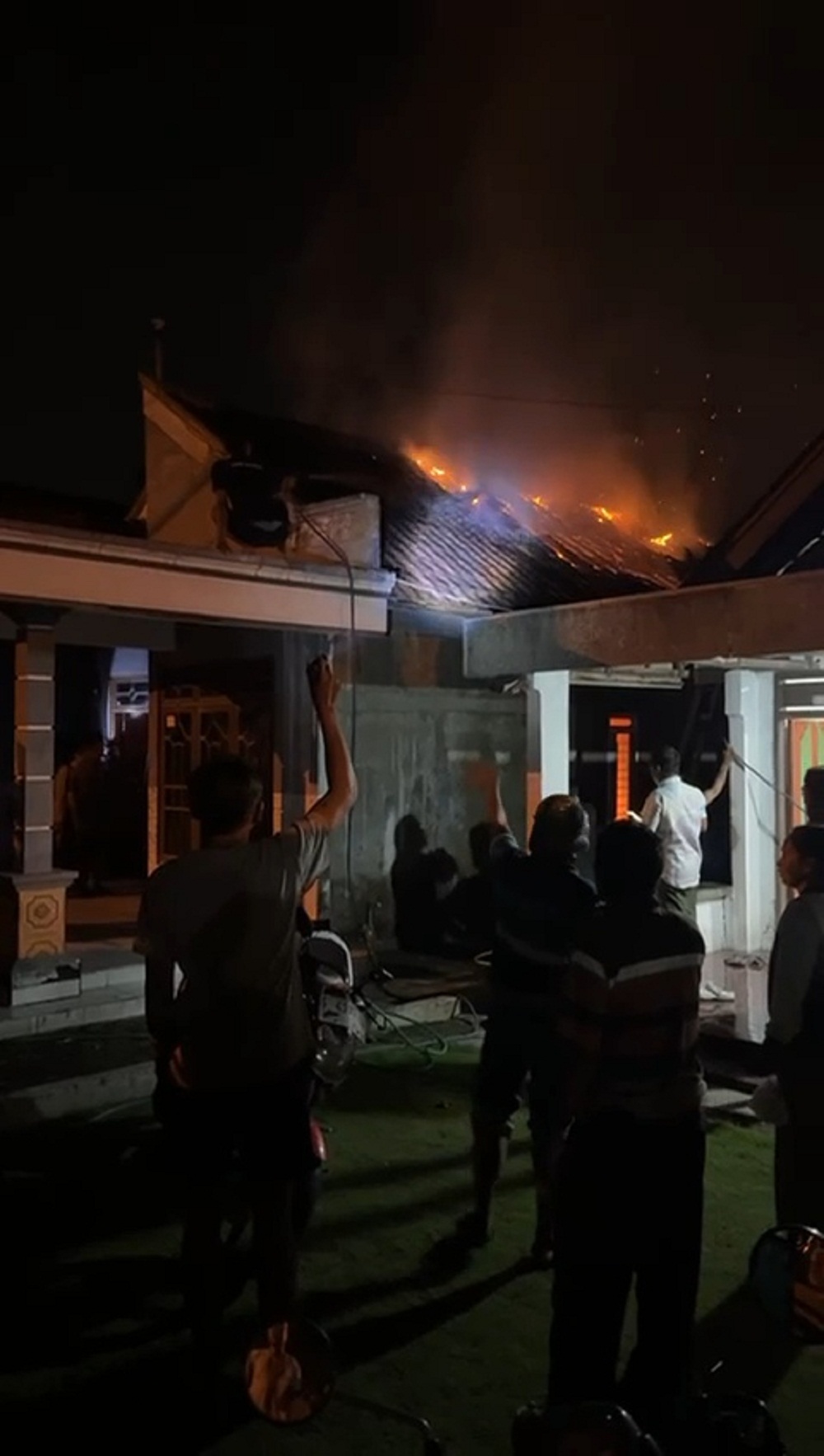 MEMBARA: Warga Dusun Wonorejo, Desa/Kecamatan Jetis, Kabupaten Mojokerto, berusaha menangani kebakaran rumah, Jumat (20/2).  