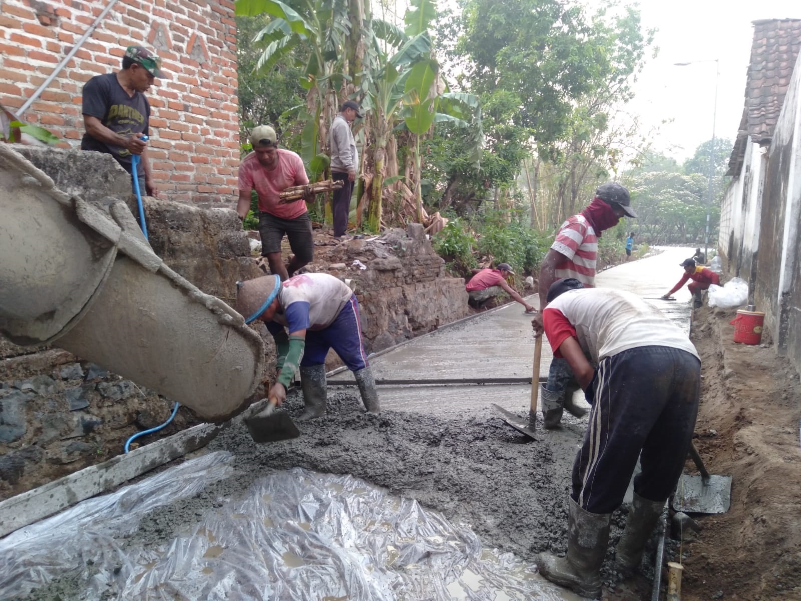 GOTONG ROYONG: Warga Desa Jatirejo secara swadaya membangun jalan cor untuk menyambungkan akses antardusun.  
