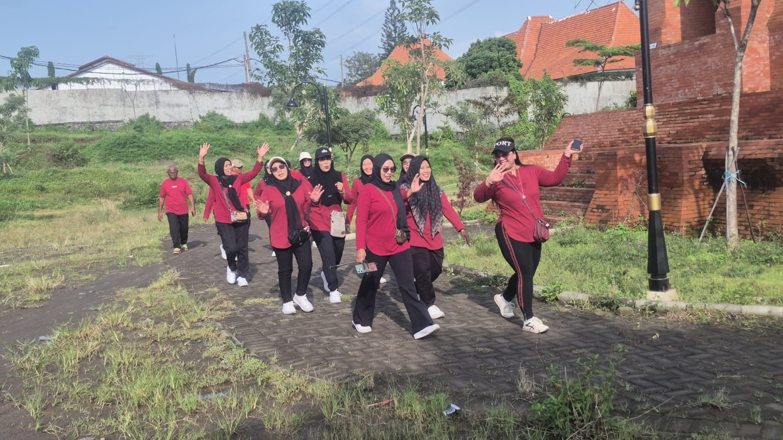 ASRI: Pengunjung menikmati pemandangan dan berolahraga di RTH Jatirejo Majapahit Park di Desa/Kecamatan Jatirejo, Kabupaten Mojokerto.  