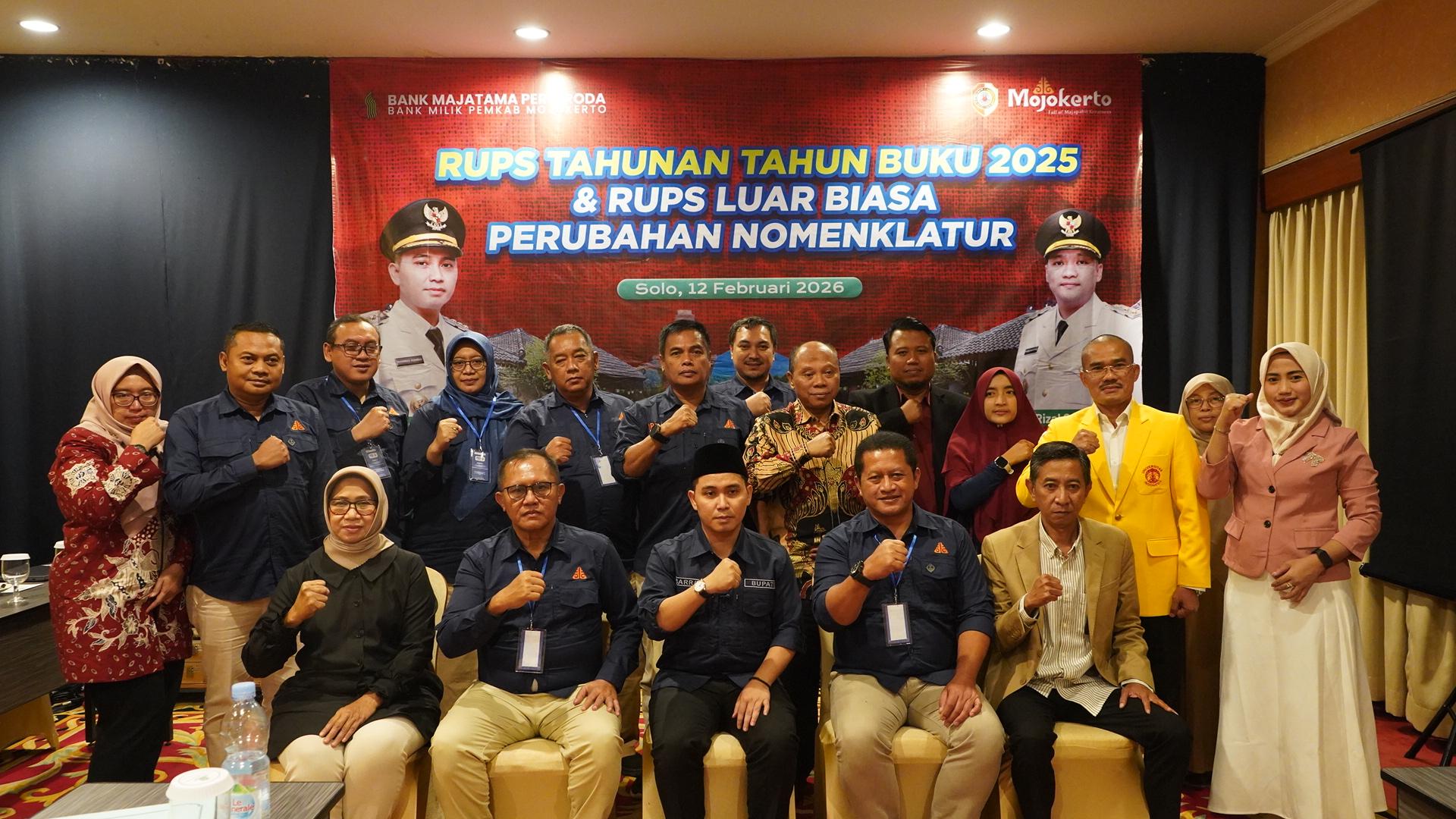 PERBANKAN DAERAH: Bupati Mojokerto Muhammad Albarraa bersama jajaran direksi BPR Majatama.