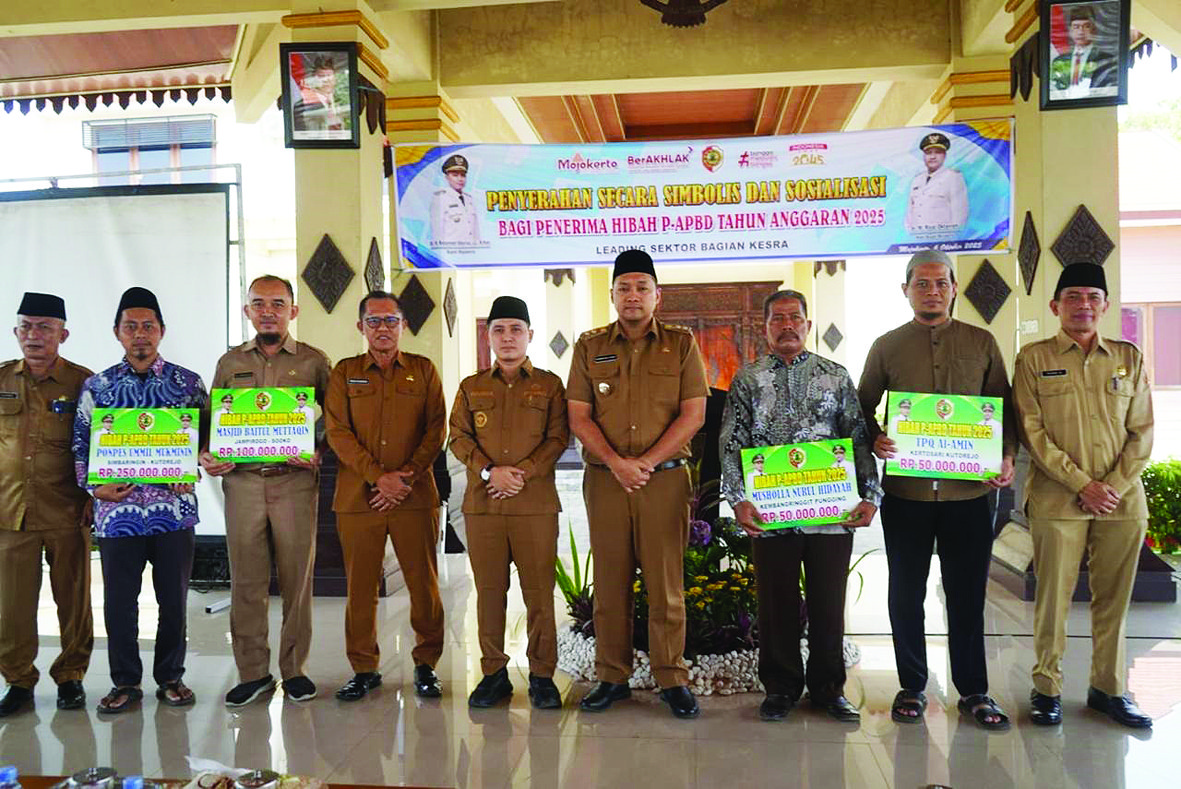KOMITMEN: Bupati Muhammad Albarraa didampingi Wabup dr. M. Rizal Oktavian dan Sekdakab Teguh Gunarko menyerahkan dana hibah kepada lembaga keagamaan, 6 Oktober 2026.  