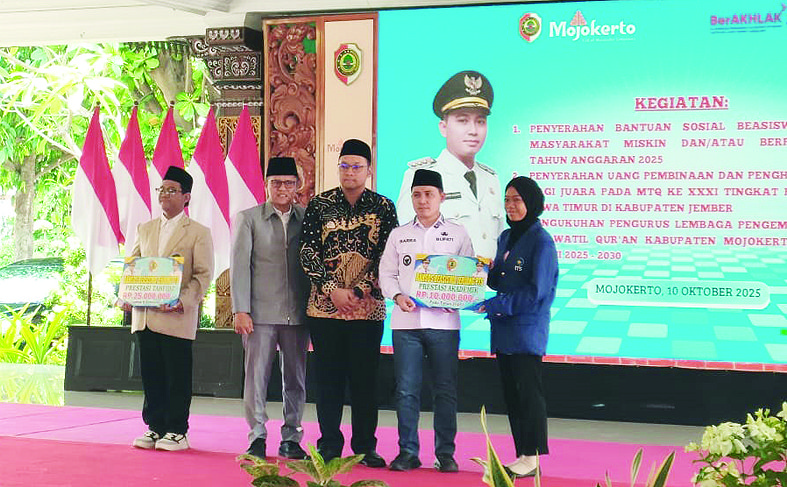 PEMERINTAH HADIR: Bupati Muhammad Albarraa didampingi Wabup dr. M. Rizal Octavian menyalurkan beasiswa kepada mahasiswa berprestasi dari keluarga tidak mampu tahun lalu.