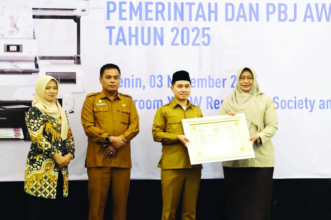 MEMBANGGAKAN: Bupati Mojokerto Muhammad Albarraa memberikan apresiasi kepada Kepala Bapenda Kabupaten Mojokerto Nurul Istiqomah dalam optimalisasi produk TKDN di ajang PBJ Award 2025 di XOW Mojokerto,
