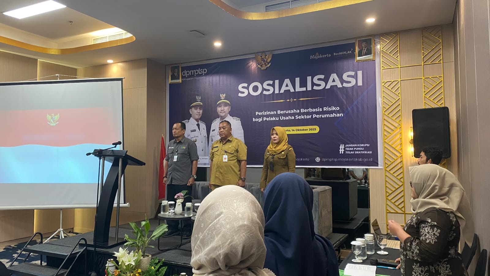 BIMBINGAN TEKNIS: DPMPTSP Kabupaten Mojokerto menggelar sosialisasi dan bimtek perizinan berusaha berbasis risiko bagi pelaku usaha sektor perumahan di Hotel Aston Mojokerto.