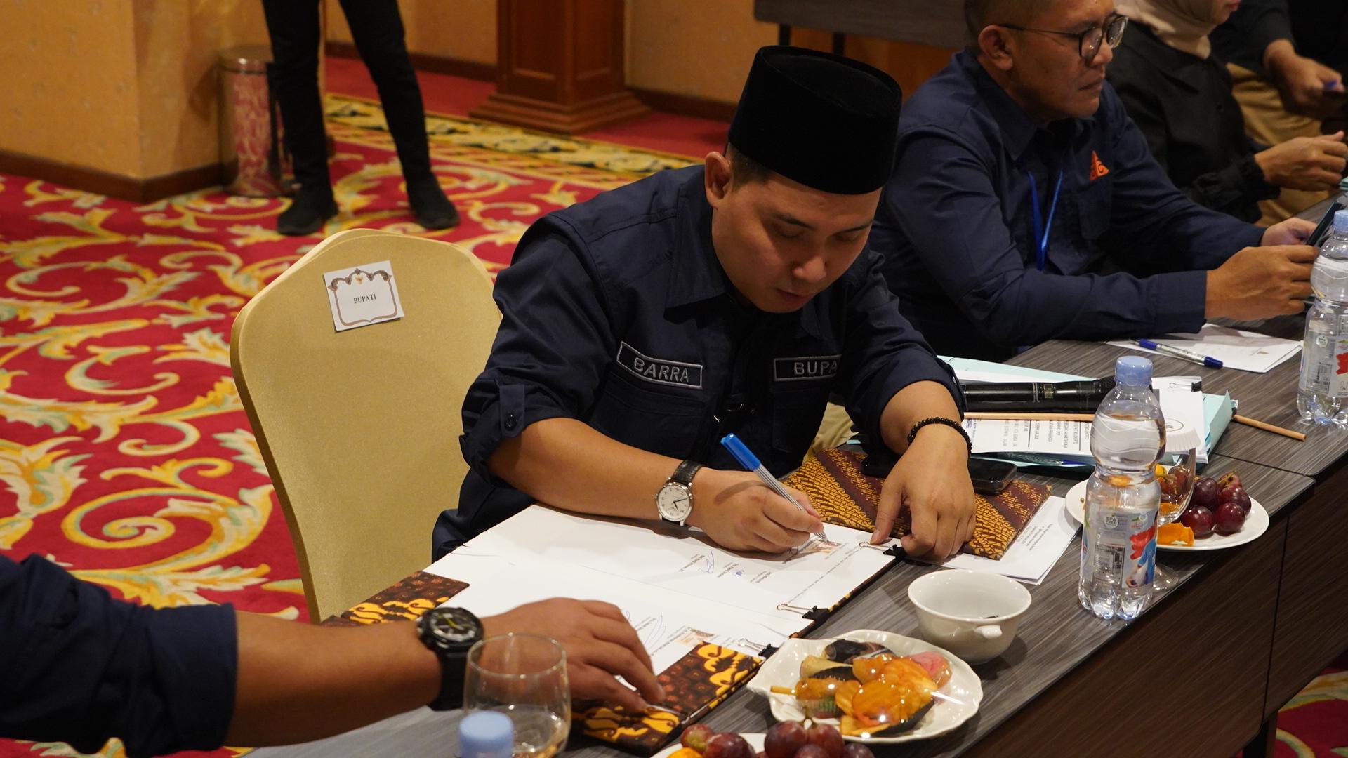 Bupati Mojokerto Muhammad Albarraa saat mengikuti RUPS BPR Majatama, Kamis (12/2) lalu.
