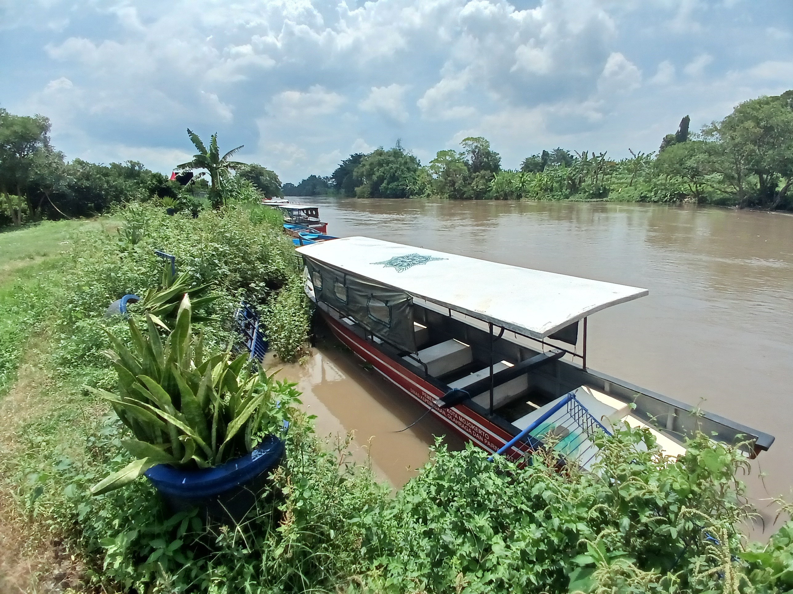 RAWAN MELUAS: Kondisi tanggul Sungai Ngotok di kawasan wisata TBM, Kota Mojokerto, yang mengalami longsor, kemarin (22/2).  