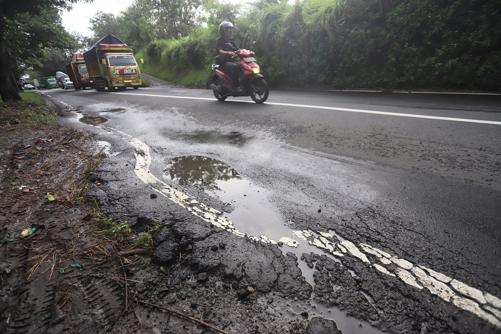 SASARAN PERBAIKAN: Ruas jalan provinsi di wilayah utara Sungai Brantas, Kabupaten Mojokerto, yang mengalami kerusakan, kemarin (23/2).  