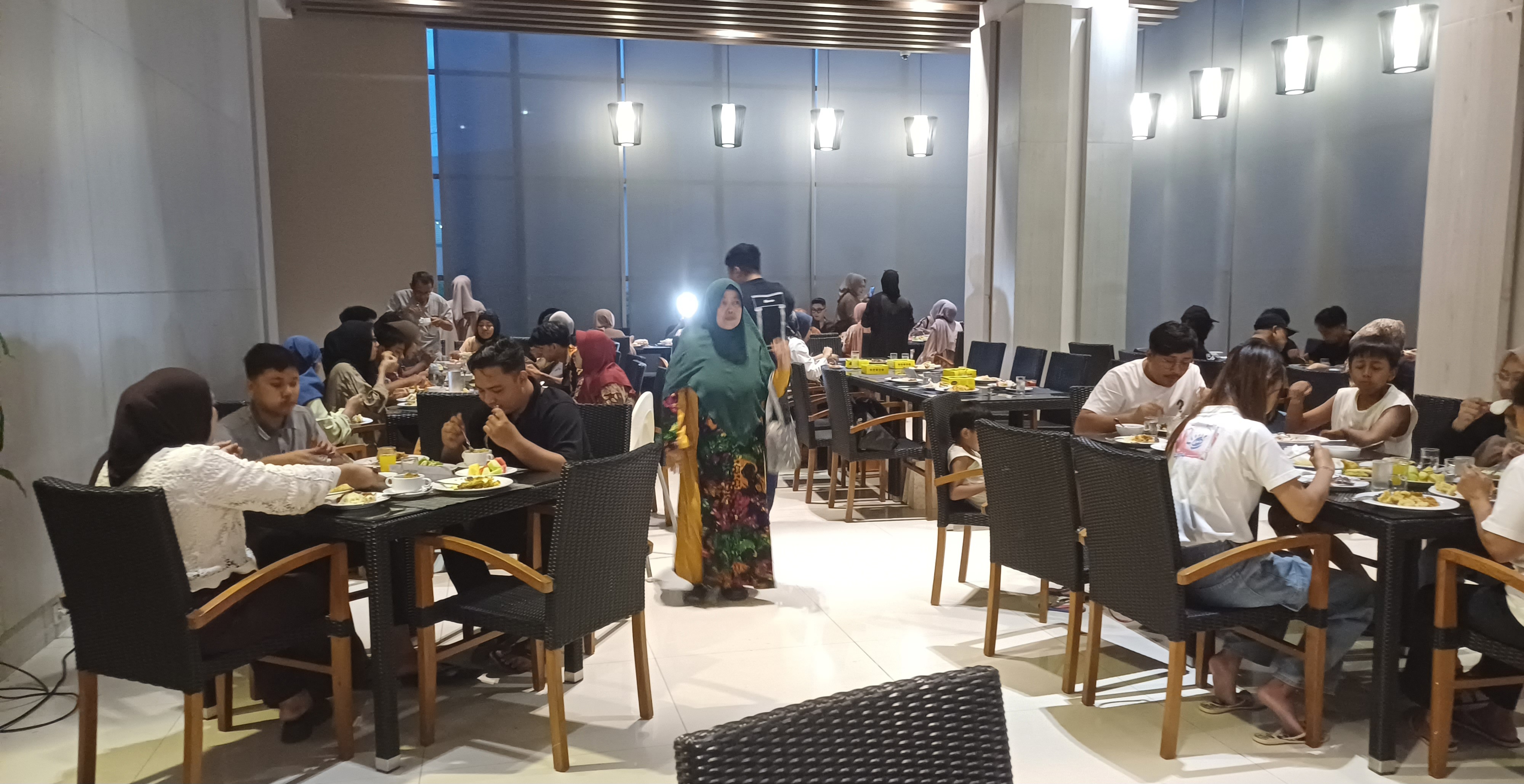 INDOOR: Suasana bukber di dalam area Emerald Bistro lantai 3 Sunrise Hotel Mojokerto.  