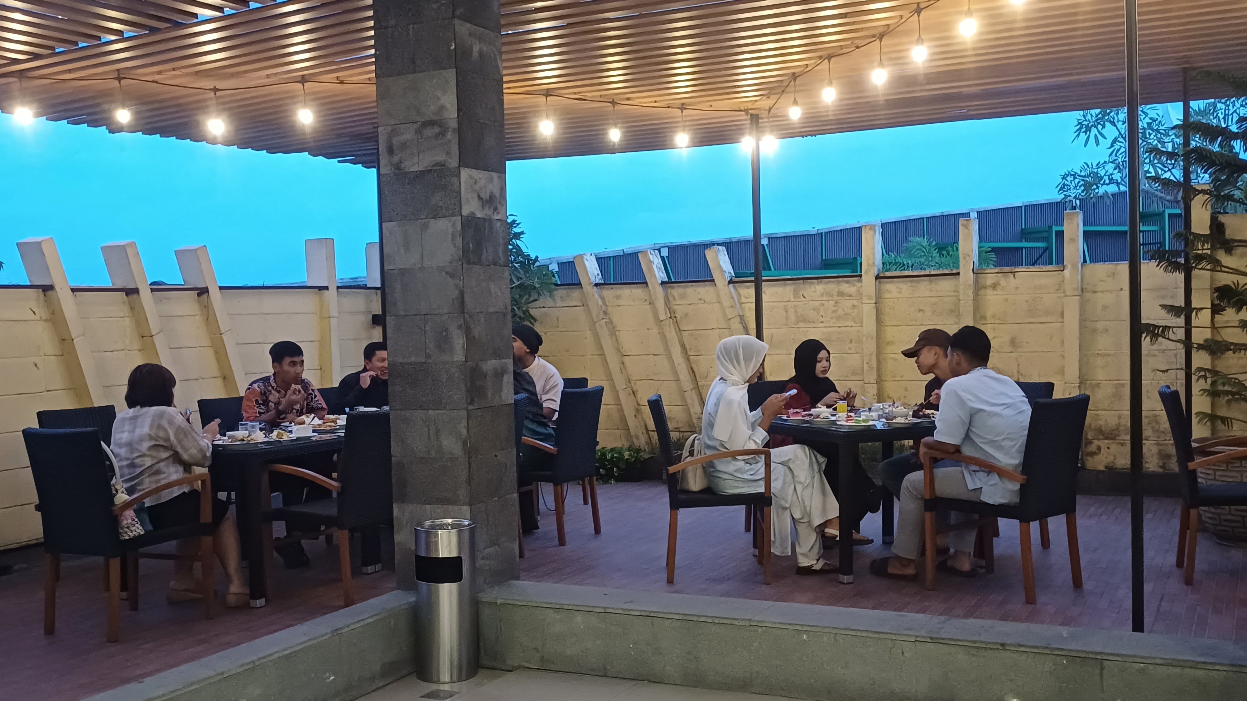 OUTDOOR: Area ini bisa menjadi alternatif jika Anda ingin menikmati suasana luar dan smooking area.  