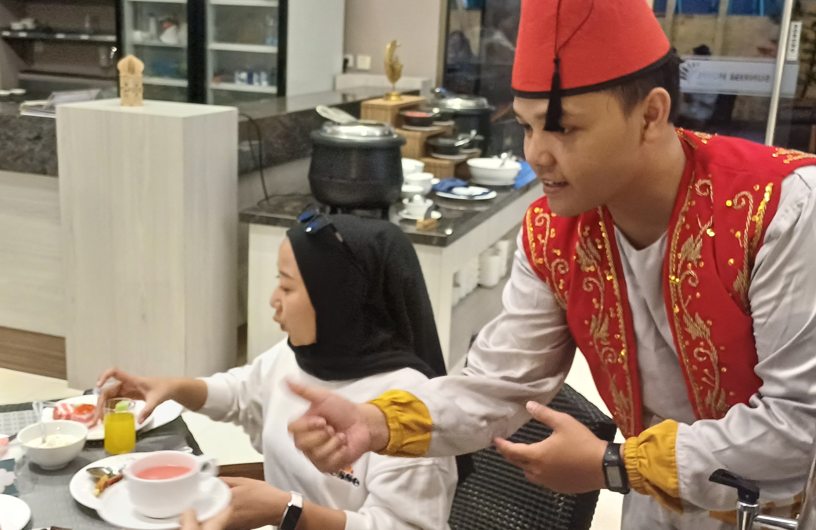 HANGAT: Pelayanan yang ramah dan cepat merupakan salah satu benefit saat Anda berbuka di Sunrise Hotel Mojokerto.  