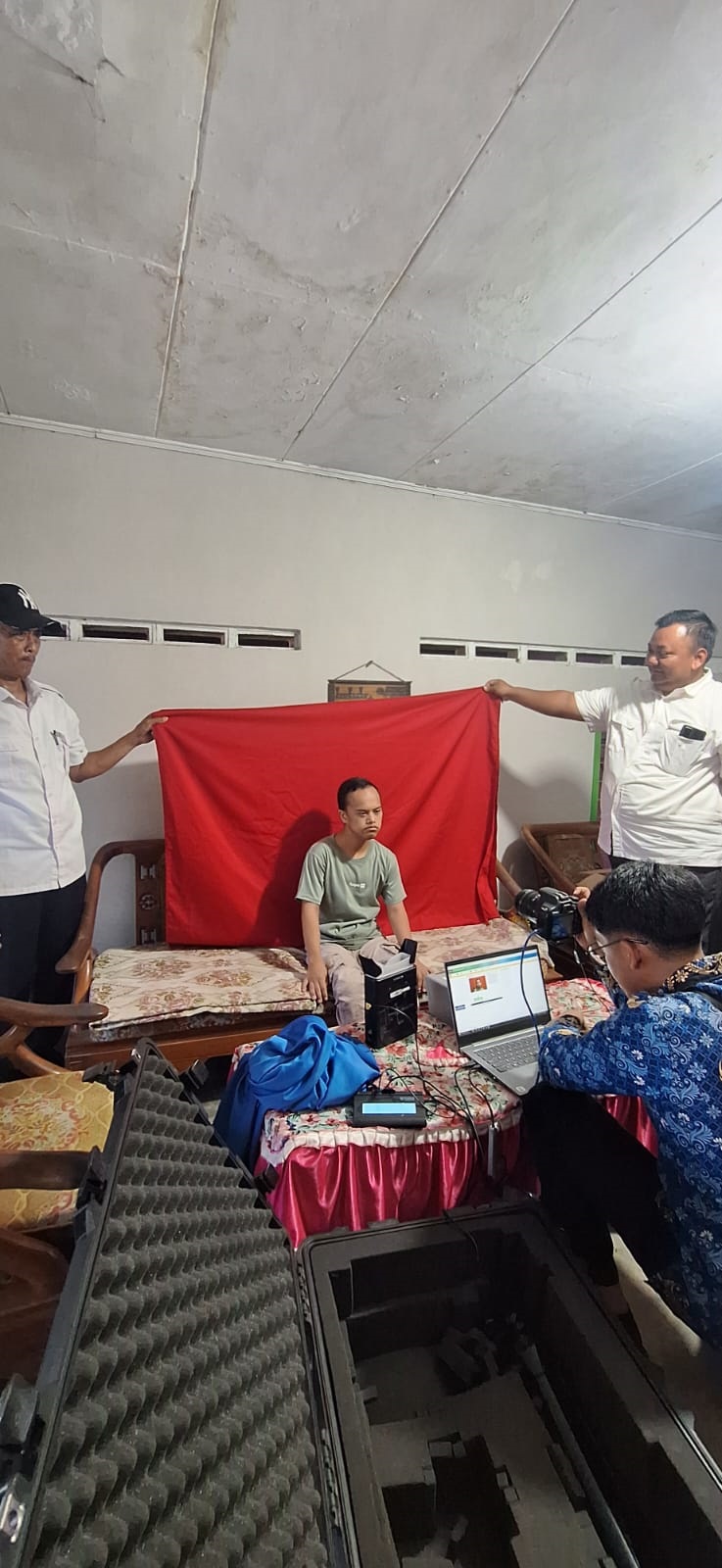 PEMERATAAN LAYANAN: Petugas Dispendukcapil Kabupaten Mojokerto melakukan perekaman KTP-el secara jemput bola melalui program inovasi Teman Dilan.  