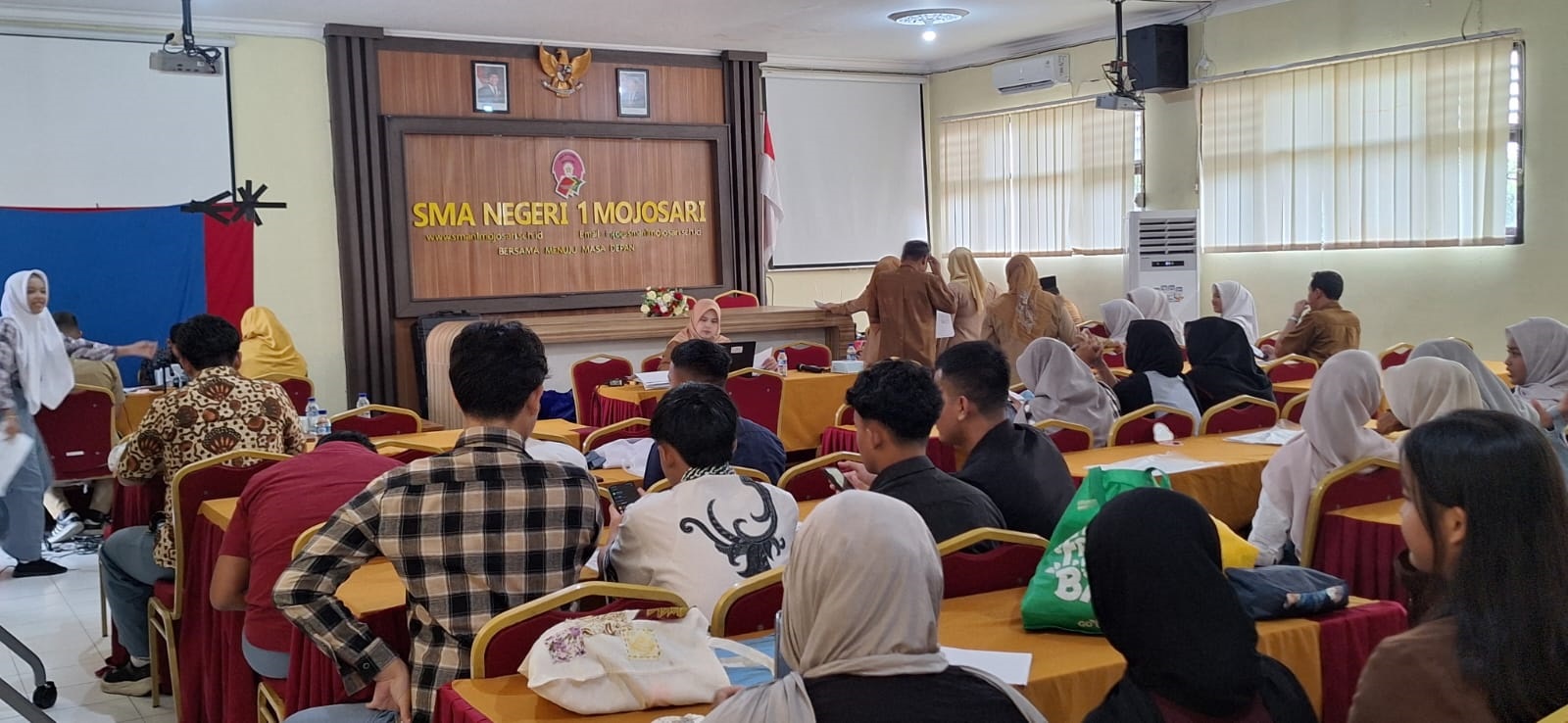 JEMPUT BOLA: Kalangan pelajar jenjang SMA/SMK sederajat menjadi sasaran perekaman KTP-el dari petugas Dispendukcapil Kabupaten Mojokerto.  