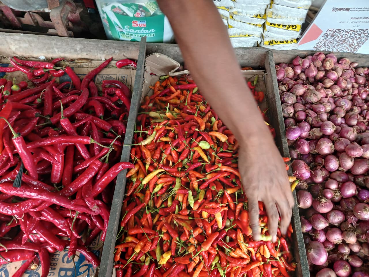 FLUKTUATIF: Pedagang di Pasar Tanjung Anyar, Kota Mojokerto, melayani pembeli, kemarin (23/2).  