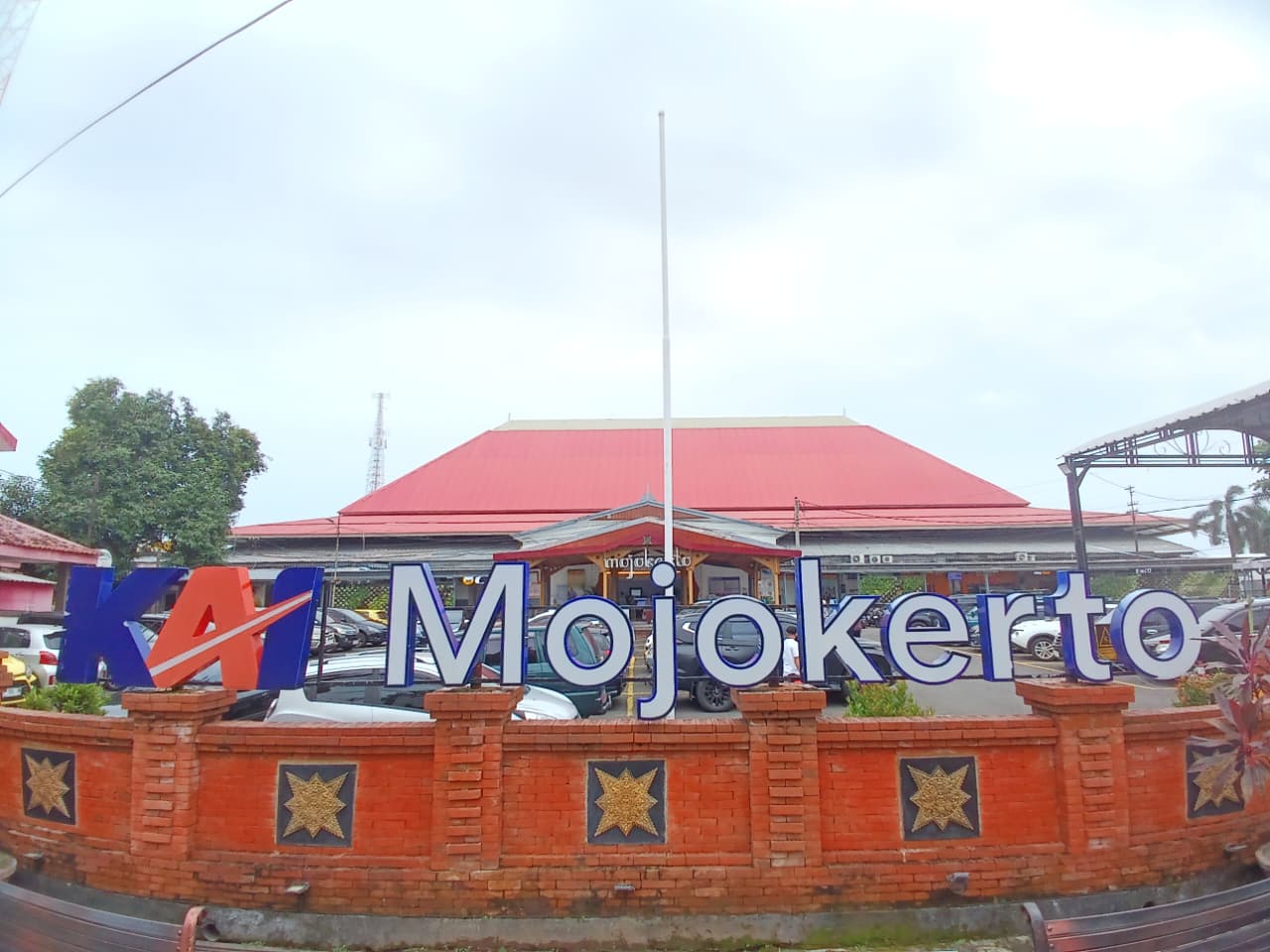 DIMINATI: Tiket kereta api masa angkutan Lebaran 2026 di Stasiun Mojokerto mulai diburu calon penumpang, kemarin (23/2).  