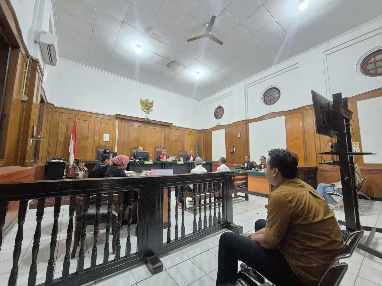 DIADILI: Dua terdakwa kasus korupsi pembiayaan BPRS Mojo Artho, Iwan Muriyanto dan Slamet Sugiono, menjalani sidang di Pengadilan Negeri Surabaya, Jumat (20/2).  