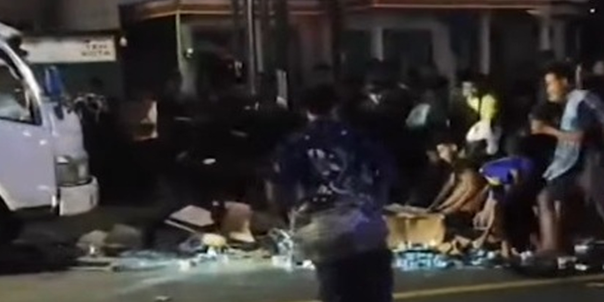 Kecelakaan truk susu di Ponorgo dikerumuni warga