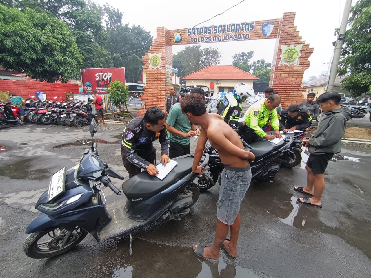 DI BAWAH UMUR: Puluhan remaja yang terjaring aksi balap liar di Jalan Raya Pacing-Dlanggu diamankan di Polres Mojokerto untuk dilakukan pembinaan, Minggu (22/2).  