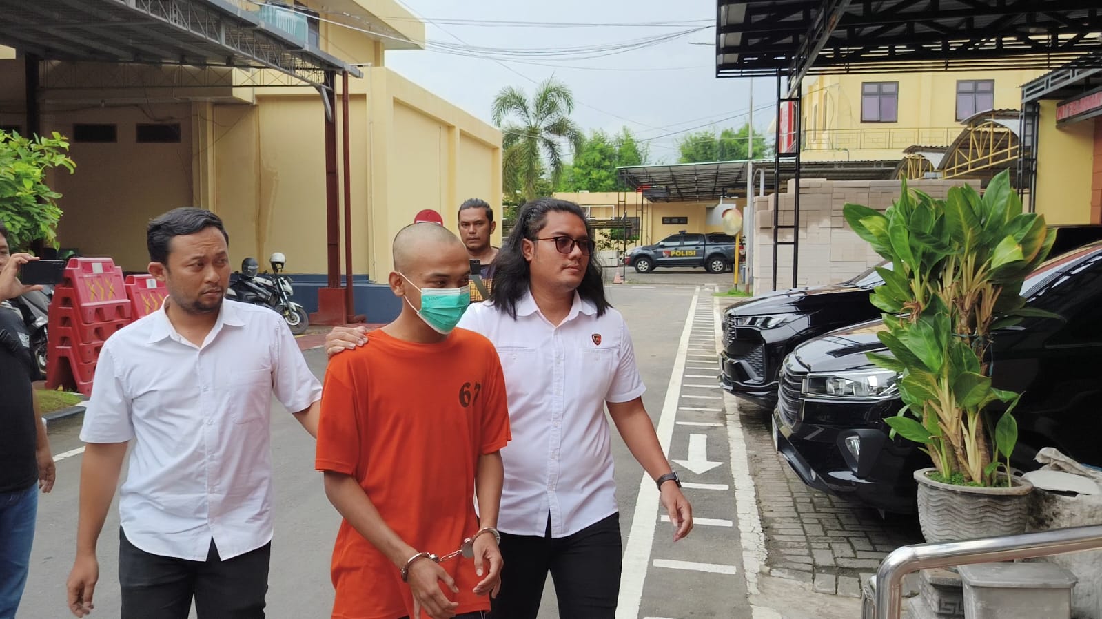 DIBEKUK: Tersangka perampokan konter handphone, ADP, dikeler petugas Satreskrim Polres Mojokerto, kemarin (23/2).  