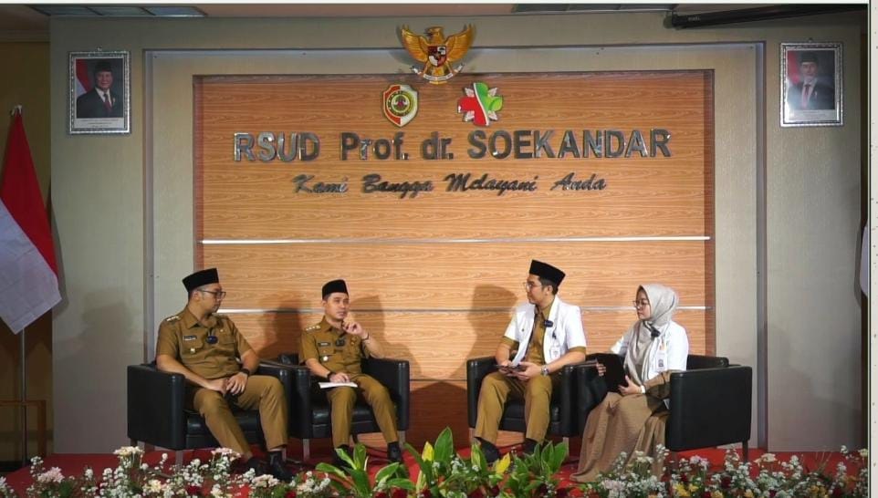 KOMPETEN: Bupati Mojokerto Muhammad Albarraa bersama Wabup dr. Muhammad Rizal Octavian menjadi narasumber Podcast Siar Duha di RSUD Prof. dr. Soekandar.  