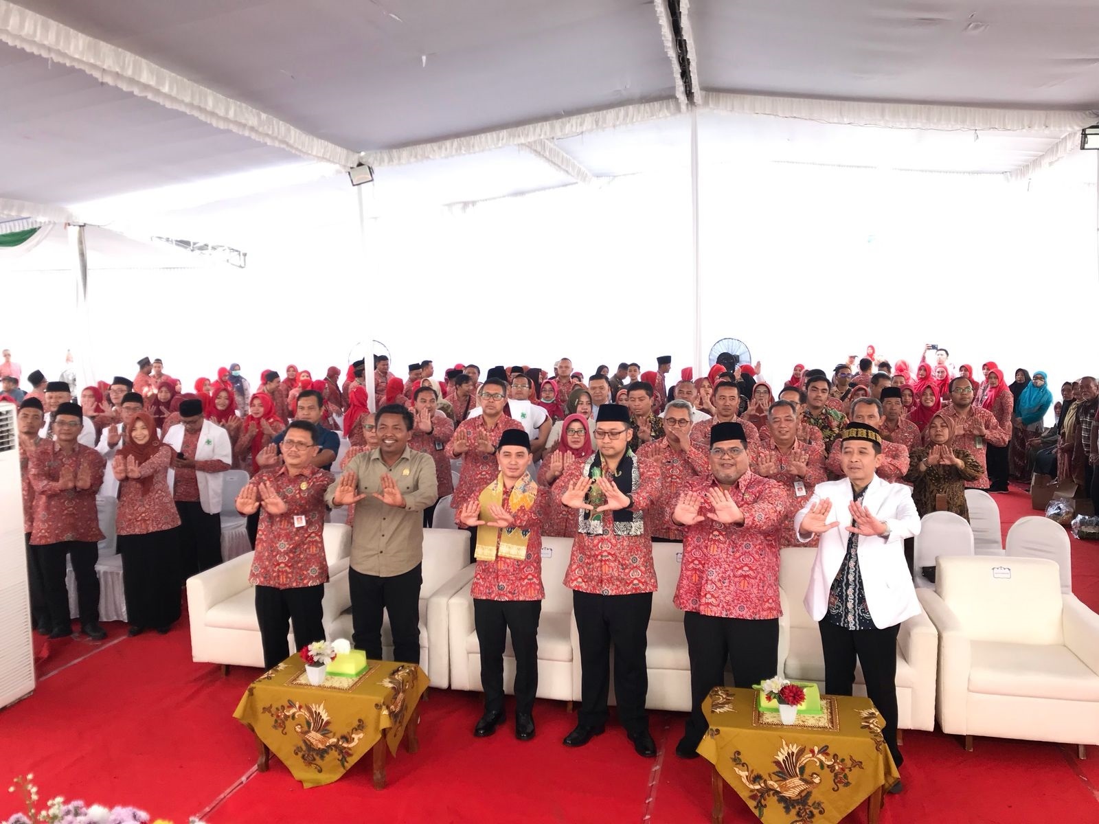 BUKTI NYATA: Bupati Mojokerto Muhammad Albarraa dan segenap undangan seusai peluncuran inovasi RSUD RA Basoeni.&nbsp;  