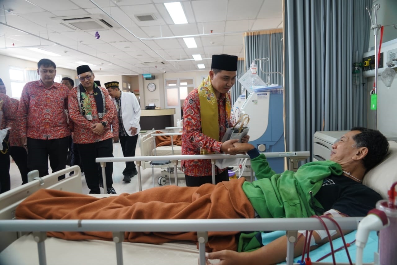 PERDANA: Bupati Mojokerto Muhammad Albarraa bersama Wabup dr. Muhammad Rizal Octavian meninjau RSUD RA Basoeni.  