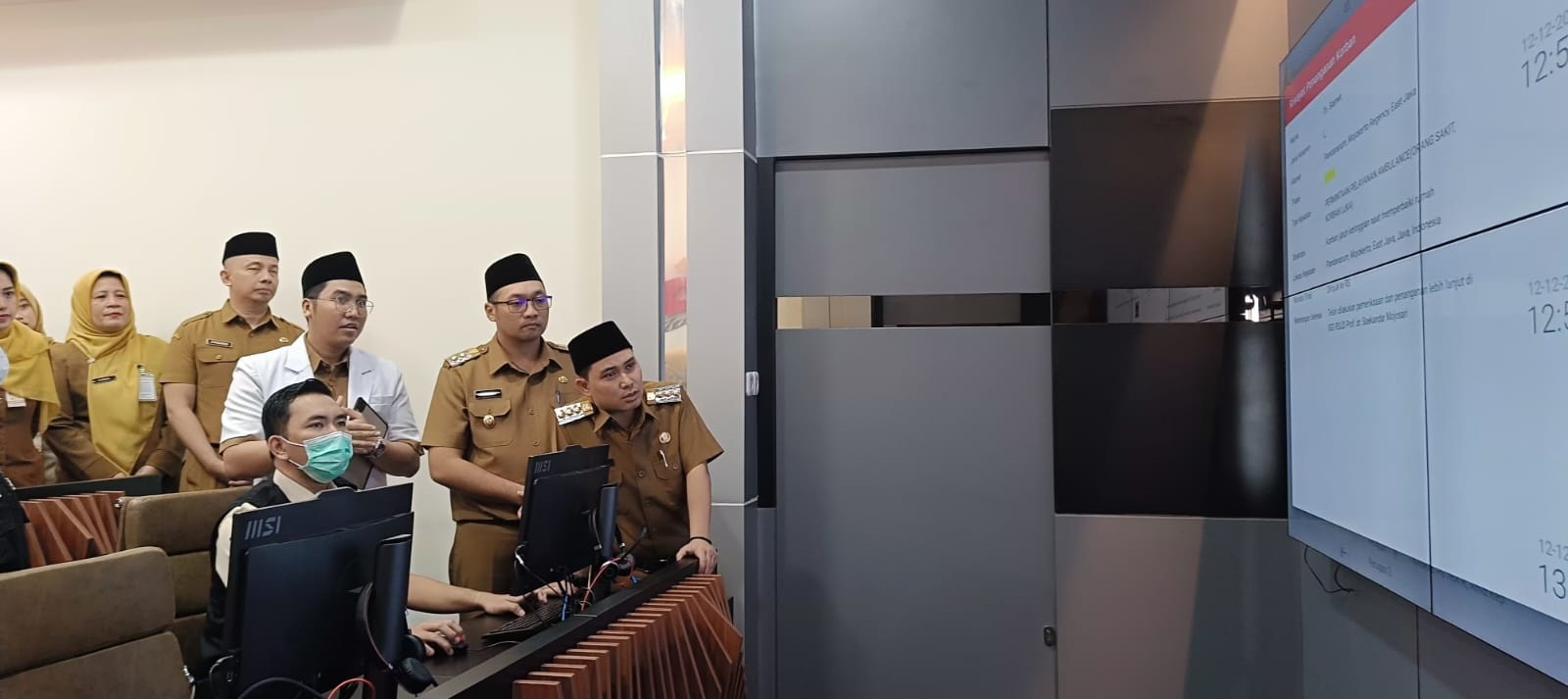 PELAYANAN: Bupati Mojokerto Muhammad Albarraa bersama Wabup dr. Muhammad Rizal Octavian meninjau pelayanan Pusaka di RSUD Prof. dr. Soekandar.  