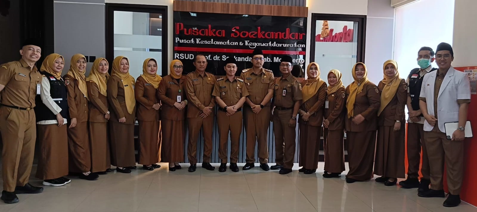 RESPONS CEPAT: Bupati Mojokerto Muhammad Albarraa bersama Wabup dr. Muhammad Rizal Octavian, jajaran manajemen, dan tim pelayanan Pusaka RSUD Prof. dr. Soekandar Kabupaten Mojokerto.  
