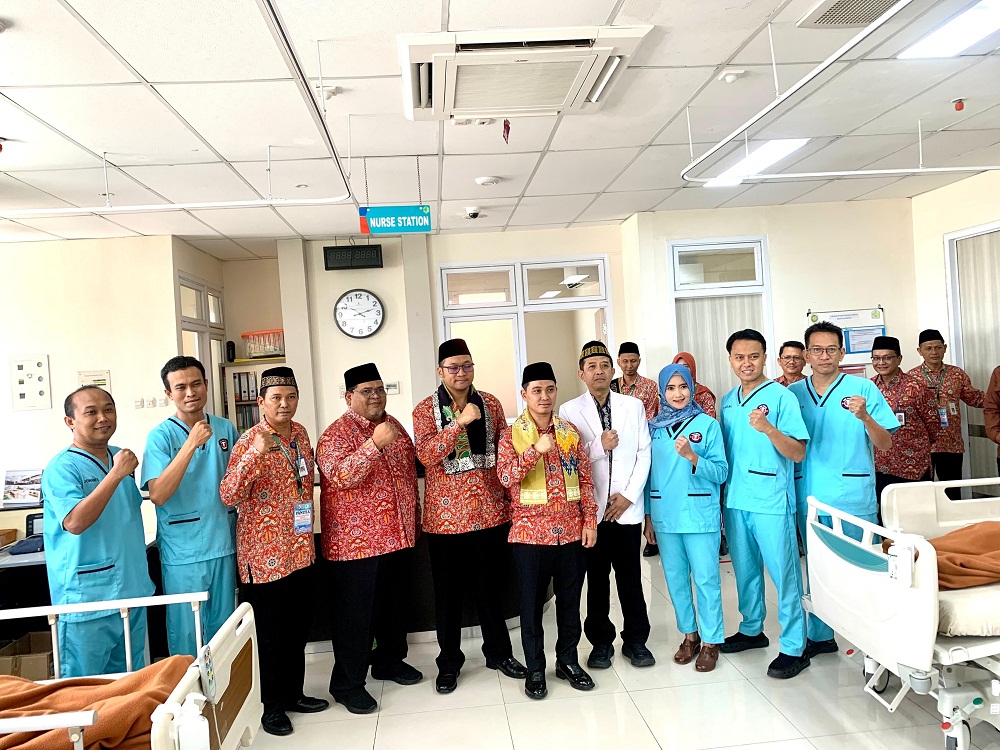 SINERGISITAS: Bupati Mojokerto Muhammad Albarraa bersama Wabup dr. Muhammad Rizal Octavian, dokter, serta perawat RSUD RA Basoeni.