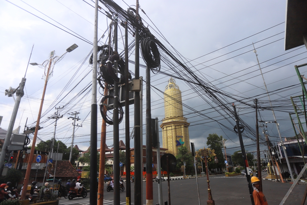 Jaringan Kabel Internet di Kota Semrawut  KONDISI tiang dan kabel fiber optic saluran internet tampak semrawut di perempatan Jalan Gajah Mada-Jalan Empunala, Kota Mojokerto, kemarin. Semrawutnya insta