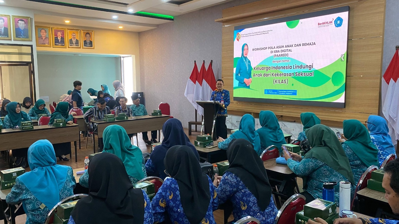 ATASI BERSAMA: Kepala DP2KBP2 Kabupaten Mojokerto Bambang Wahyuadi membuka workshop Pola Asuh Anak dan Remaja di Era Digital ((PAAREDI) di Ruang Rapat Bappeda Kabupaten Mojokerto, Jumat (17/10).  