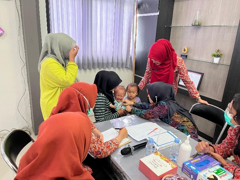 PANTAU BERKALA: Dokter spesialis anak di Kabupaten Mojokerto memberikan edukasi dan pemeriksaan secara langsung pada balita bermasalah gizi yang tersebar di wilayah kerja 27 puskesmas.  
