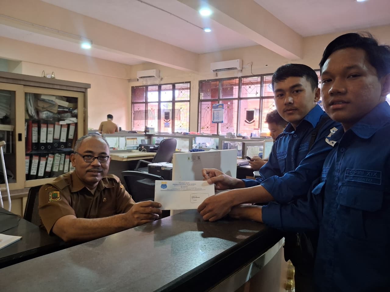SAMPAIKAN TUNTUTAN: Perwakilan PC PMII Mojokerto mengirim surat tuntutan kepada pemkot terkait persoalan TPA Randegan, kemarin (24/2).  