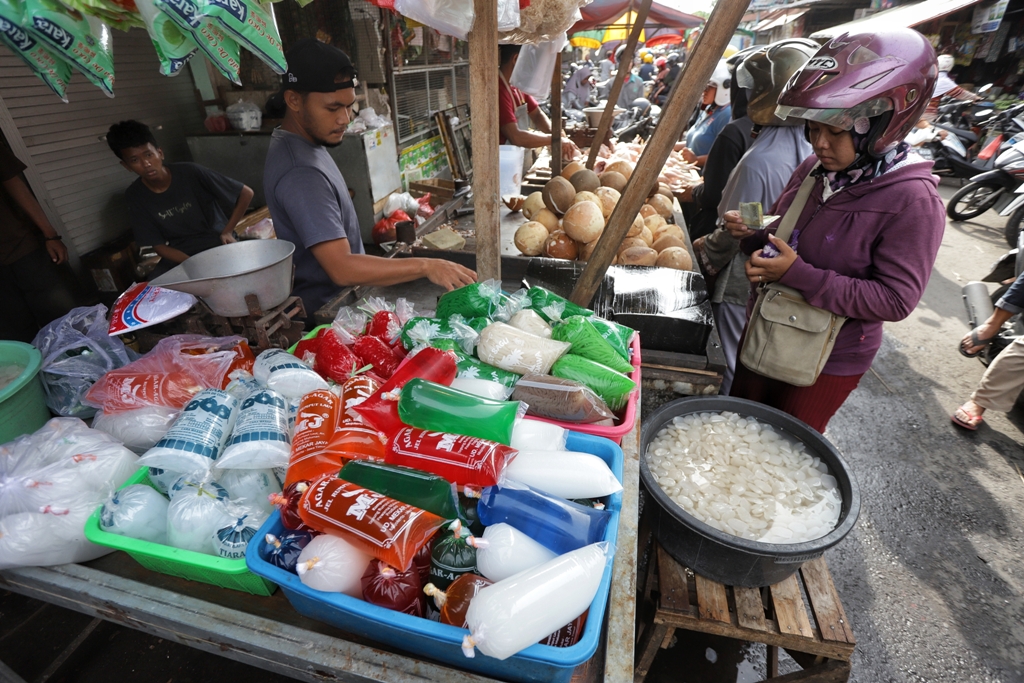 TAKJIL: Pedagang PasarTanjung Anyar Kota Mojokerto menjajakan buah kolang-kaling. Buah bertekstur kenyal itu memiliki serat yang tinggi.