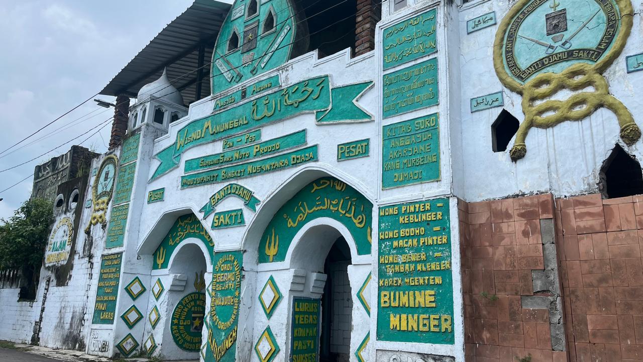 OTENTIK: Tampak pintu masuk Masjid Agung Wisnu Manunggal Rahmatullah yang dipenuhi relief.  