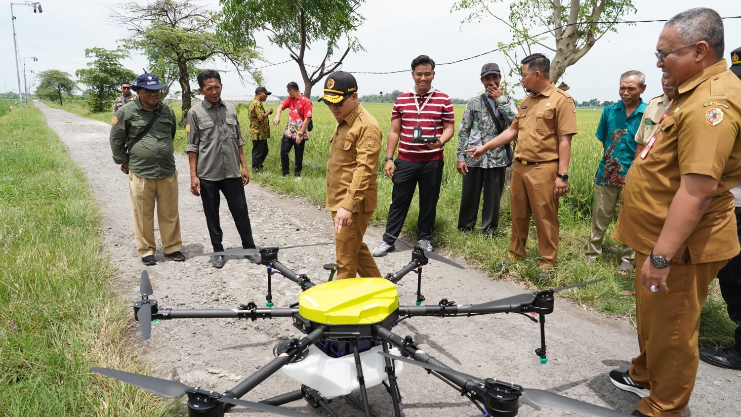 MODERN: Bupati Mojokerto Muhammad Albarraa didampingi Kadisperta Ludfi Ariyono mengecek paket bantuan drone sprayer yang diserahkan kepada poktan di Desa Wunut, Kecamatan Mojoanyar, Selasa (10/2).