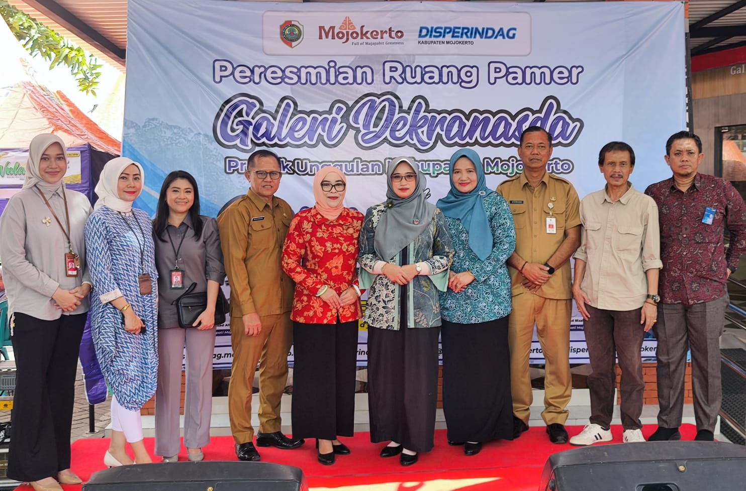 PERKUAT PRODUK LOKAL: Ketua Dekranasda Kabupaten Mojokerto Shofiya Hanak Albarraa didampingi Sekdakab Teguh Gunarko dan Kepala Disperindag Noerhono meresmikan Ruang Pamer Dekranasda di MPP Jalan RA Ba