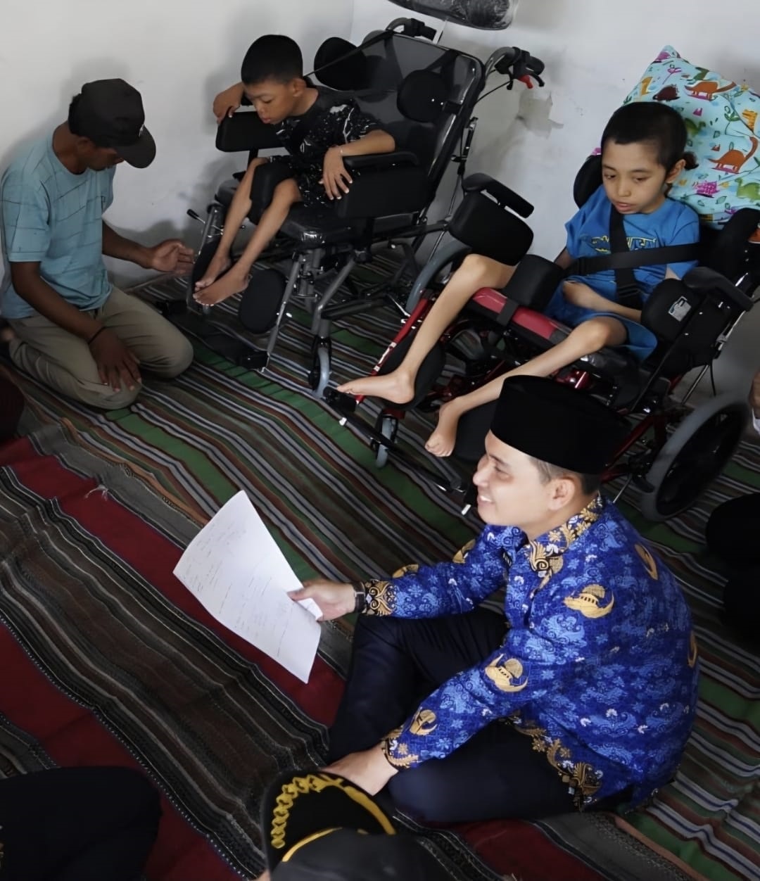 PEDULI: Bupati Muhammad Albarraa menyalurkan alat bantu kursi roda kepada warganya yang membutuhkan.  