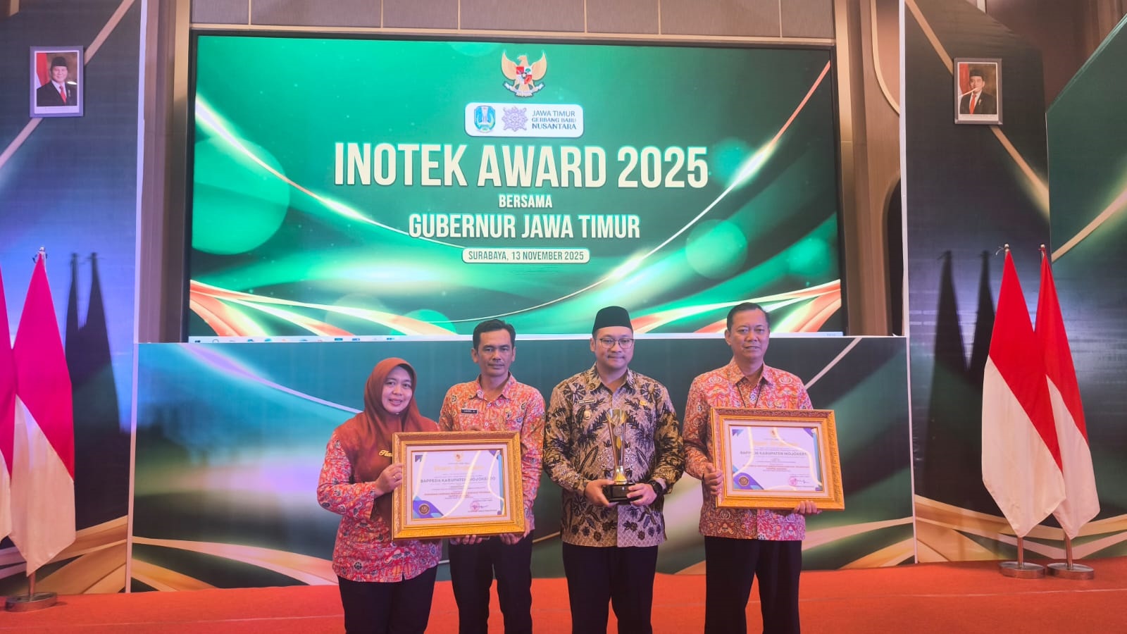 MEMBANGGAKAN: Wakil Bupati Mojokerto M. Rizal Octavian didampingi kepala Disperindag Noerhono dan pegawai Bappeda menerima penghargaan di ajang Anugerah INOTEK Award 2025.