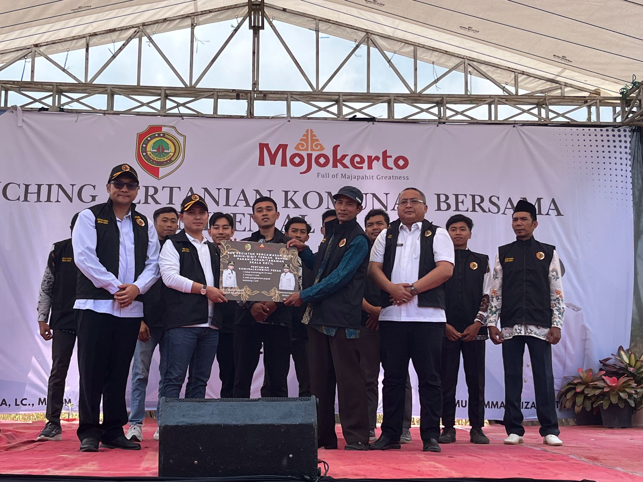 KOMITMEN: Bupati Mojokerto Muhammad Albarraa didampingi Wabup dr. M. Rizal Octavian dan Kadisperta Ludfi Ariyono meluncurkan Pertanian Komunal Bersama Milenial di Dusun Kemloko, Desa/Kecamatan Trawas,